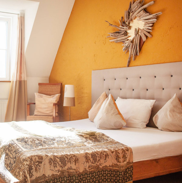 Yoga-retreat im Schloss - ein Zimmer in fröhlichen Gelb/Beigetönen