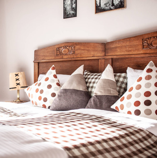 Yoga-Retreat im Schloss - ein Zimmer in warmen Brauntönen